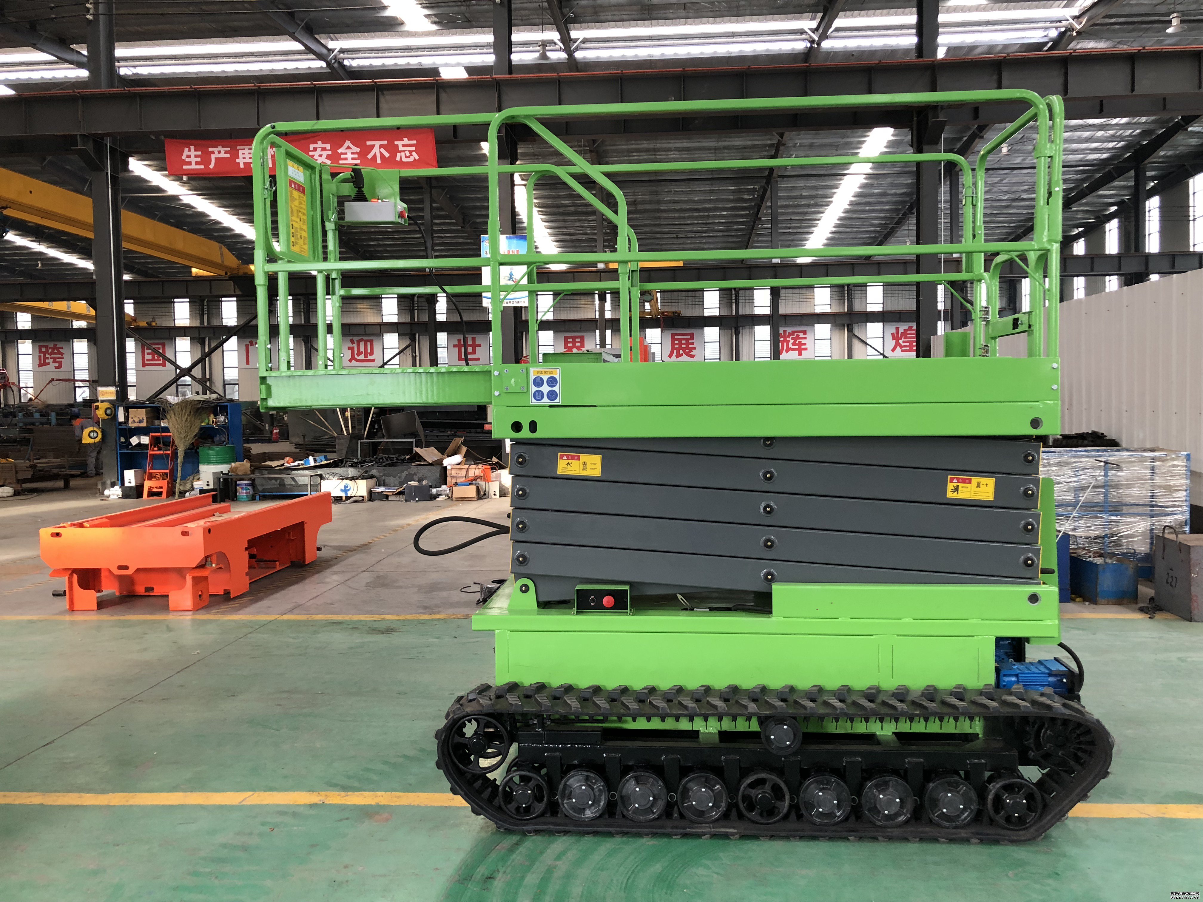 履带式升降平台