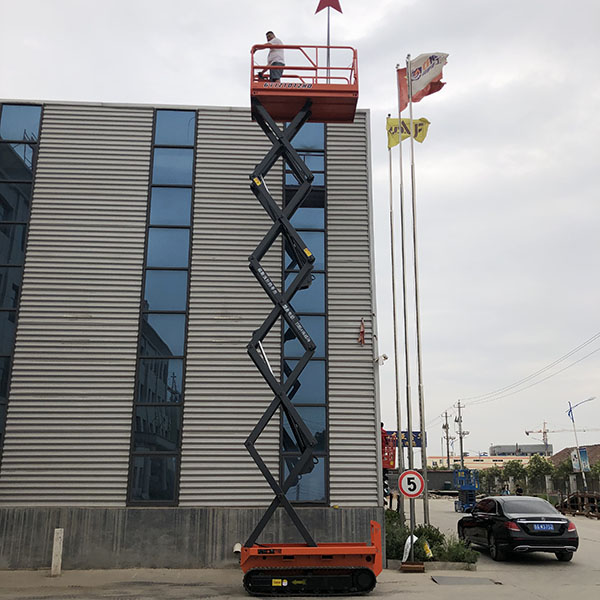 履带式升降机